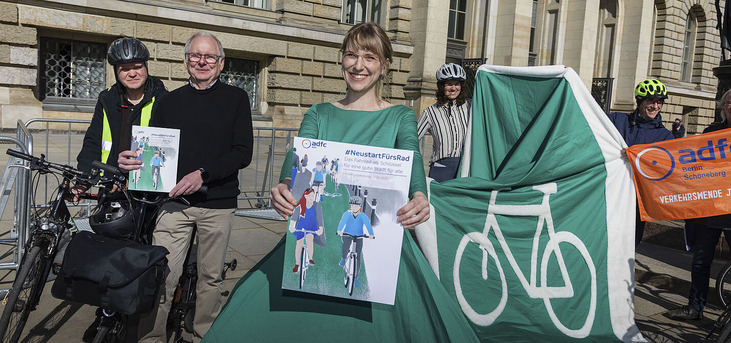 ADFC Berlin übergibt Forderungskatalog an Berliner Parteien