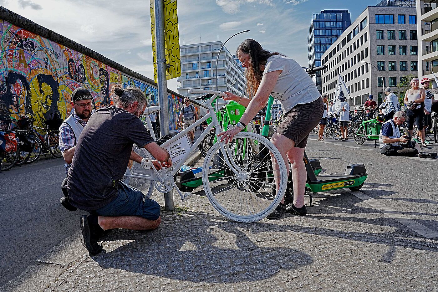 Geisterrad-Aufstellung am Unfallort in Friedrichshain