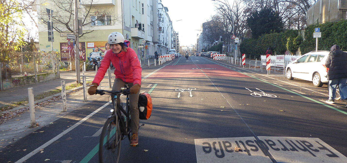 Auf der Fahrbahn der Fahrradstraße Monumentenstraße in Berlin Schöneberg fährt eine Radfahrerin, im Winter. 