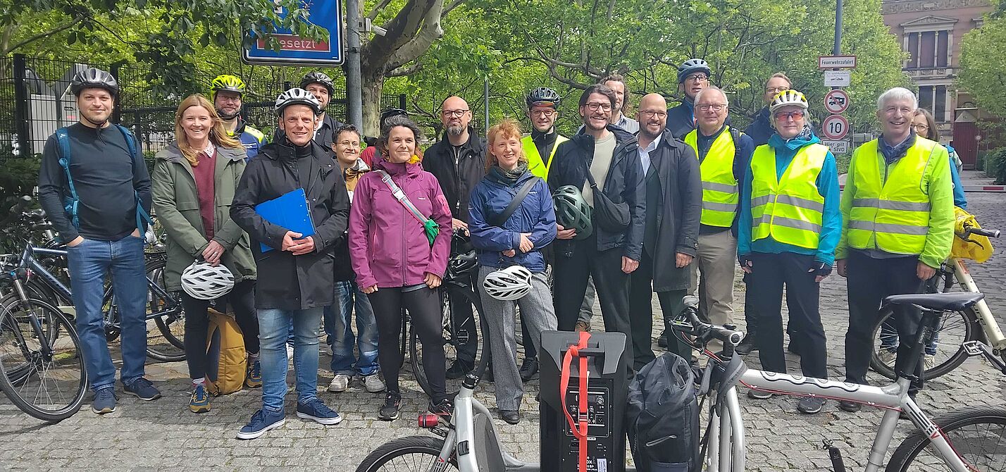 Gruppenfoto aus Abgeordneten, Mitarbeitenden und ADFC-Mitgliedern 