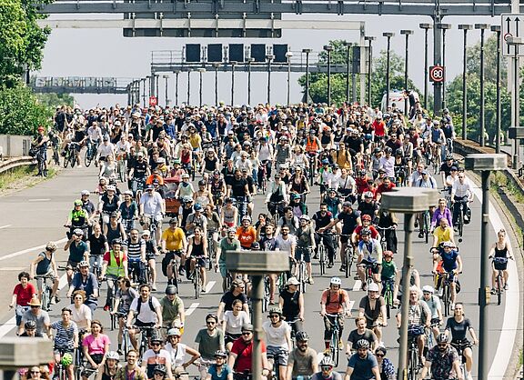 Sternfahrt 2024 - Radfahrende auf der Autobahn Sternfahrt 2024 - Radfahrende auf der Autobahn