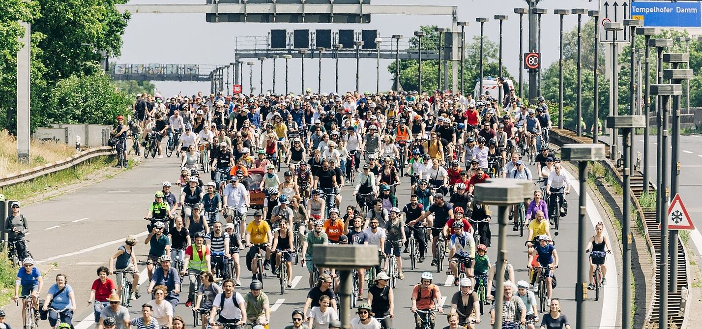 Sternfahrt 2024 - Radfahrende auf der Autobahn