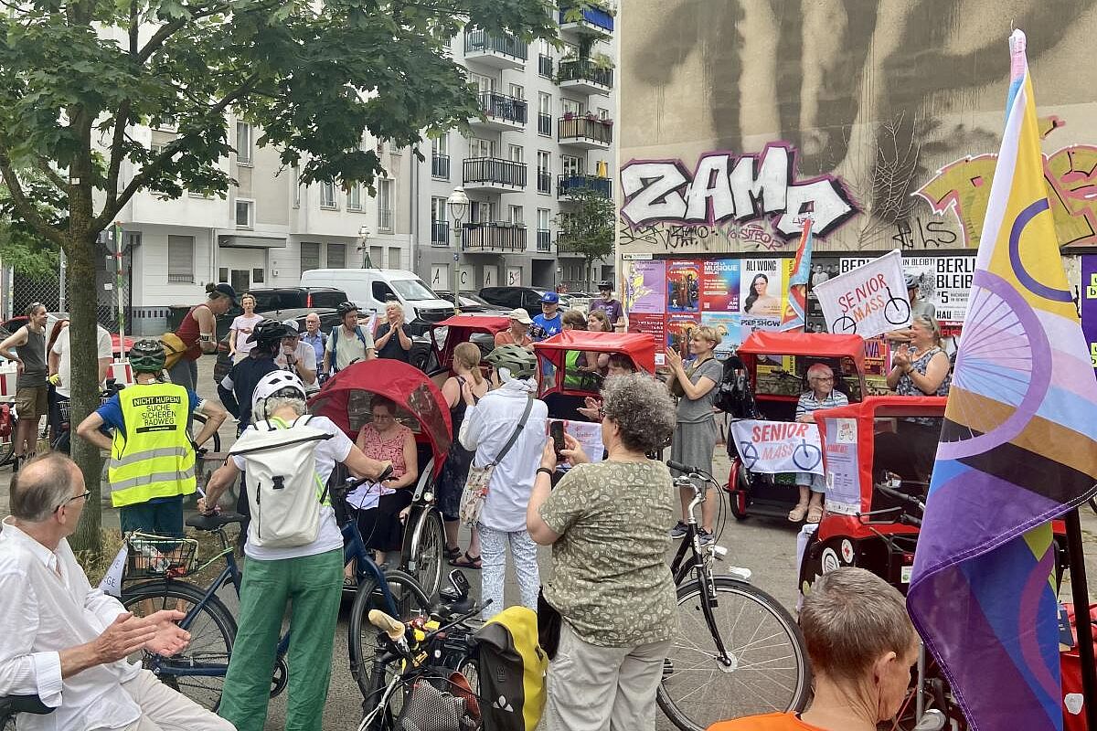 An der Katzlerstraße Ecke Yorckstraße in Berlin Schöneberg stehen Teilnehmende der Senior Mass bei einer Abschlusskundgebung