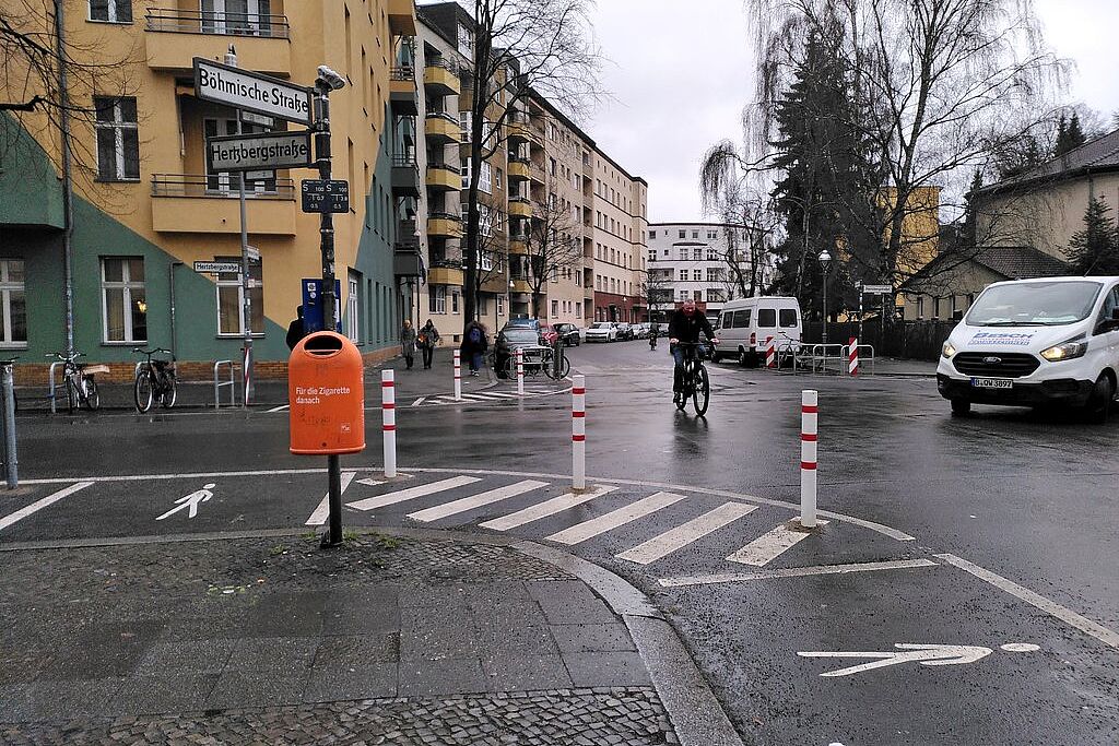Poller an Kreuzungsecken Poller an Kreuzungsecken: Bessere Sicht durch freie Kreuzungsecken
