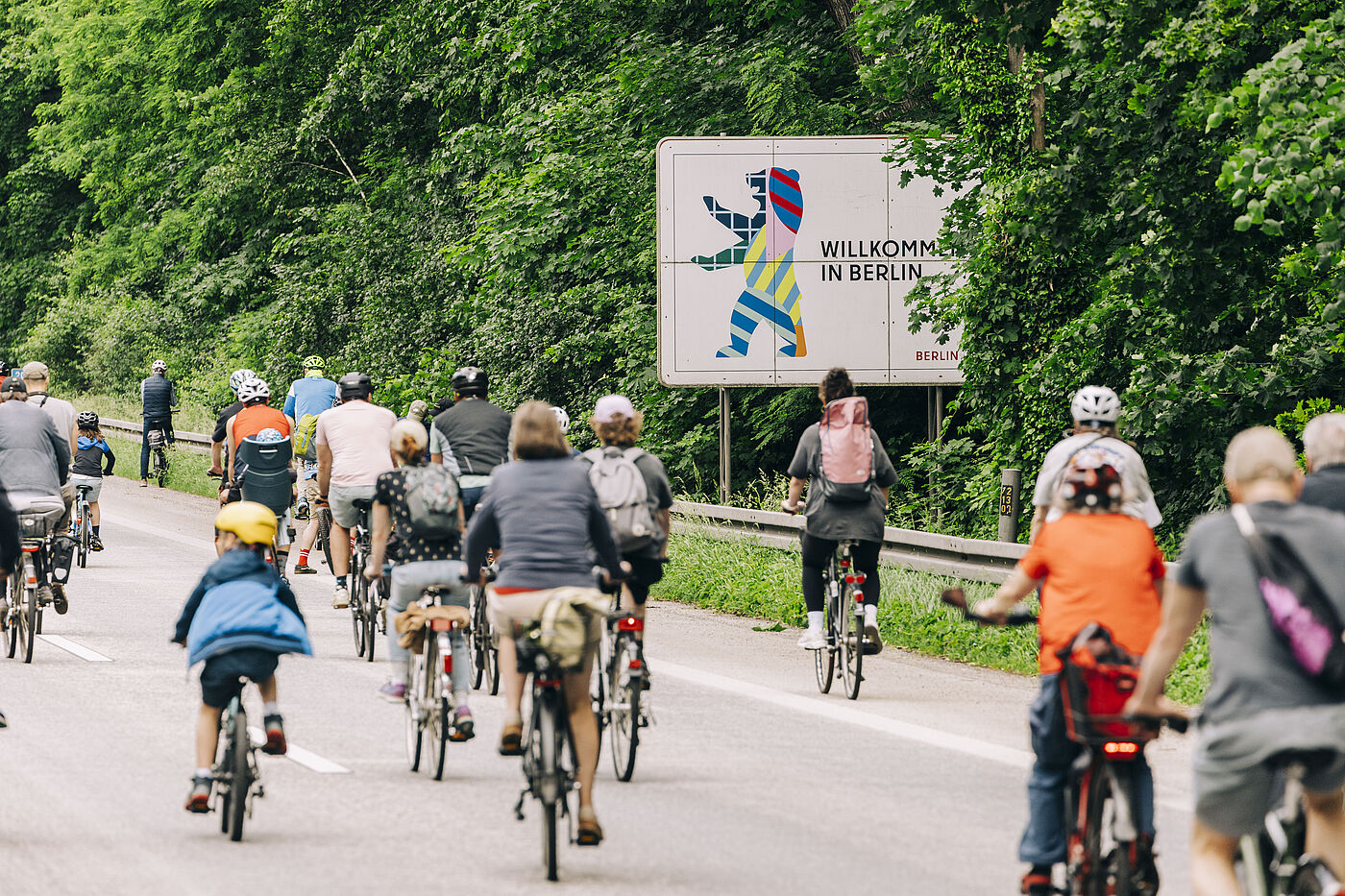 Berlin Schild auf der Autobahn mit Radfahrenden