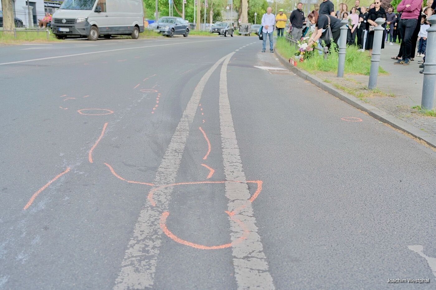 GR_2026-05-04_joachim-westphal_05.jpg Gedenken und Geisterrad-Aufstellung am Unfallort Neuköllner Straße Ecke Alt Rudow