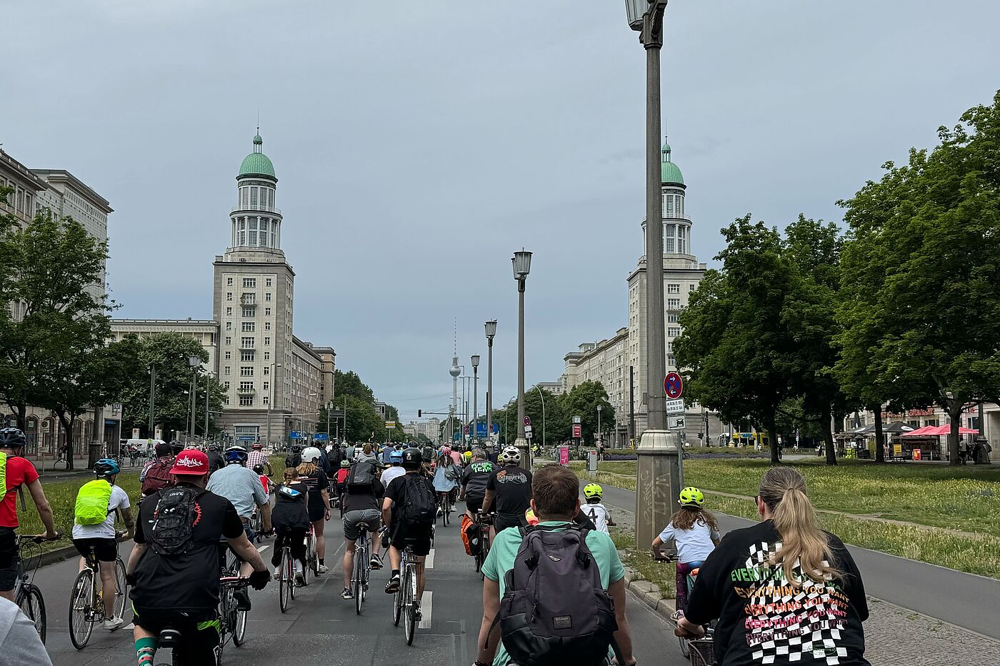 Radfahrende auf der Karl-Marx-Allee in Friedrichshain
