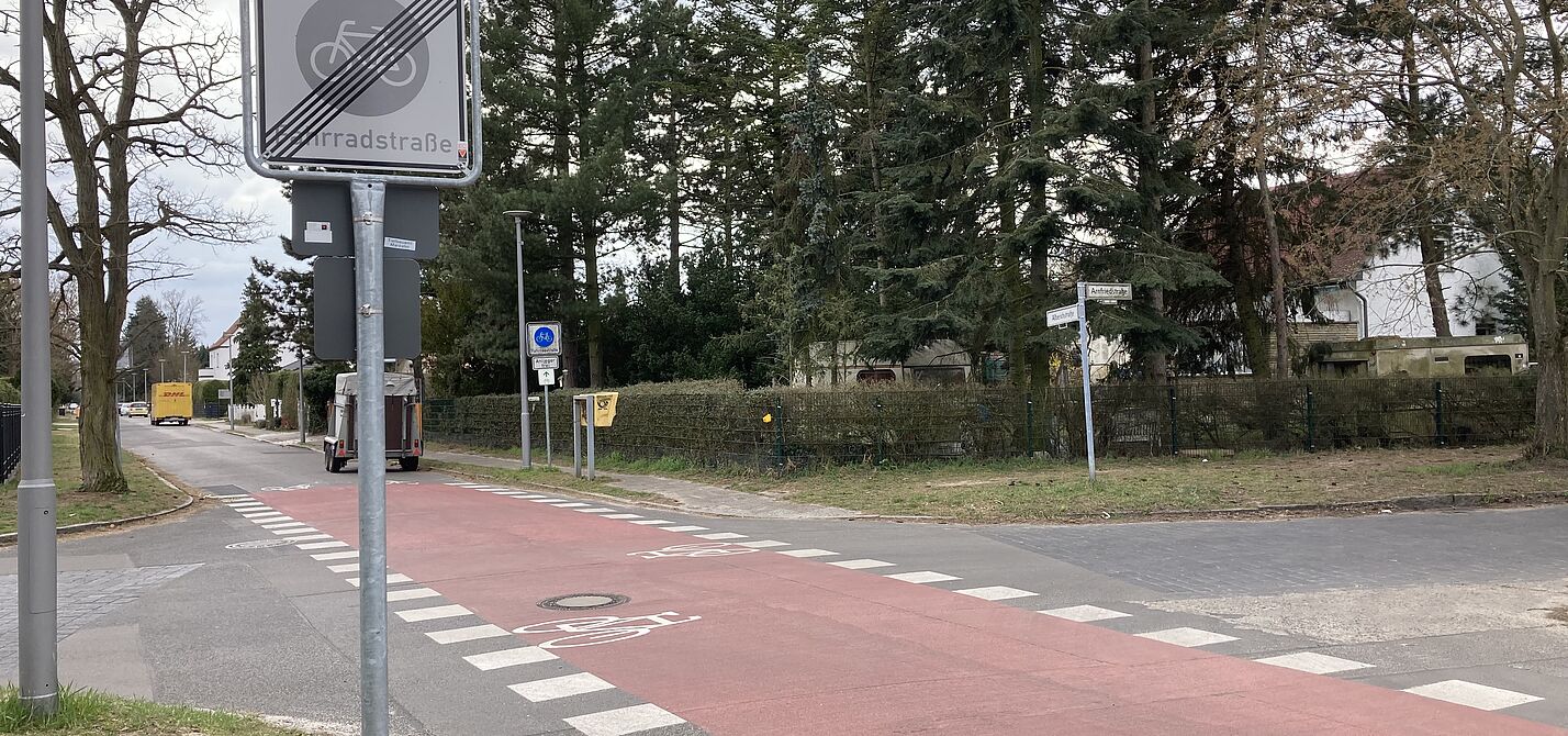 Die Alberichstraße in Biesdorf-Süd war im Mai 2000 die erste Fahrradstraße Berlins. Mittlerweile ist sie in die Jahre gekommen