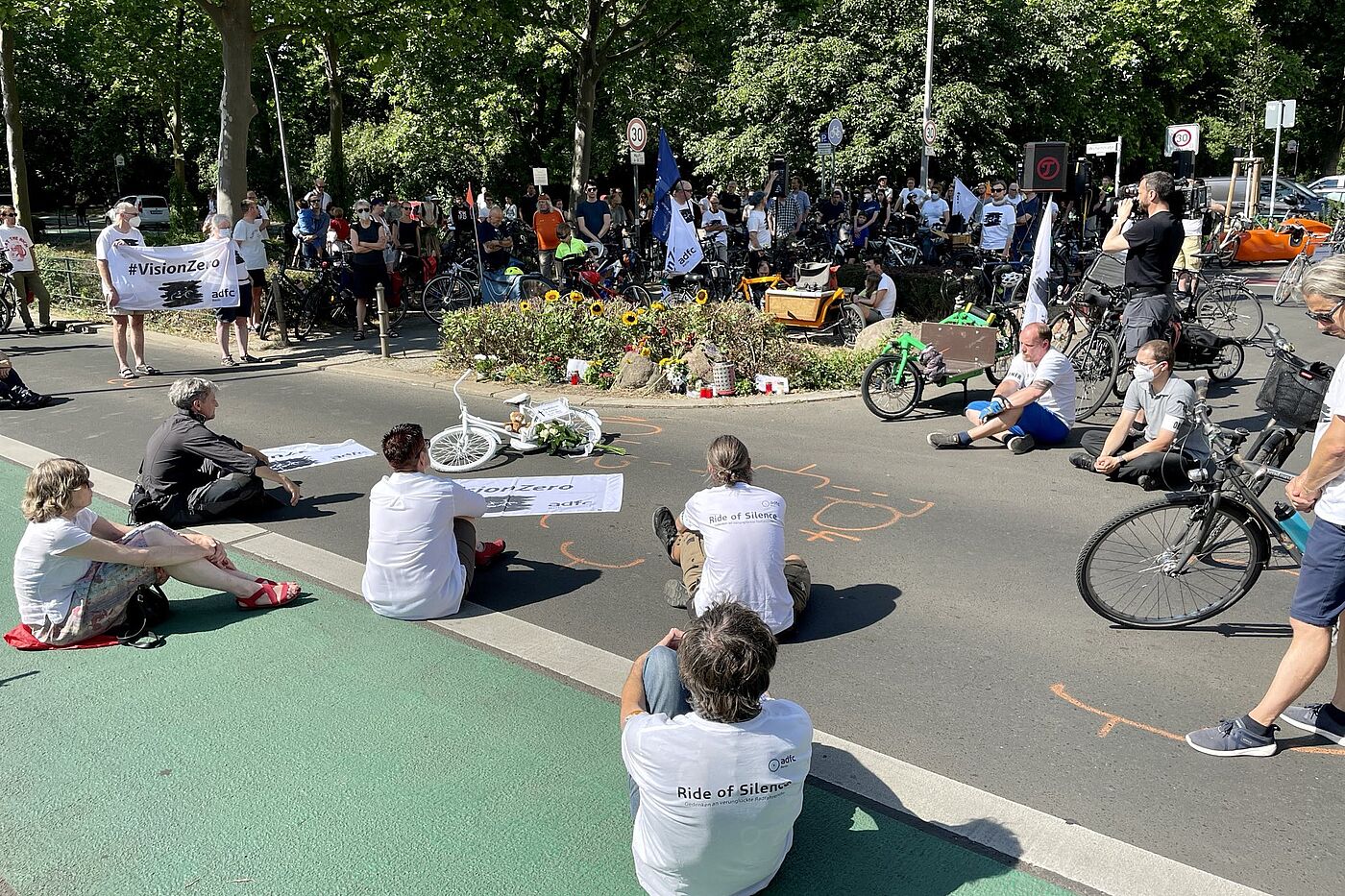 Mahnwache für getöteten 5-jährigen Radfahrer in der Wichertstraße Mahnwache für getöteten 5-jährigen Radfahrer in der Wichertstraße