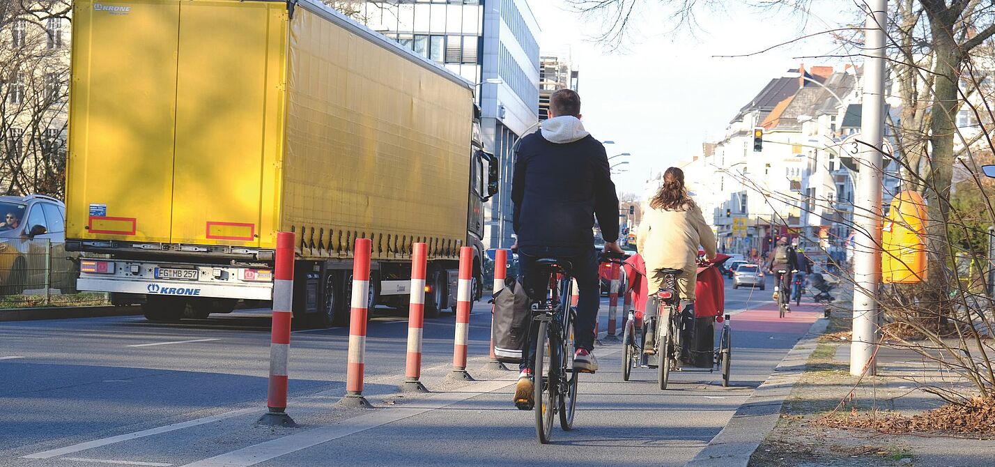 Endlich! Der geschützte Radweg auf dem Tempelhofer Damm wurde 2022 fertig. Endlich! Der geschützte Radweg auf dem Tempelhofer Damm wurde 2022 fertig.
