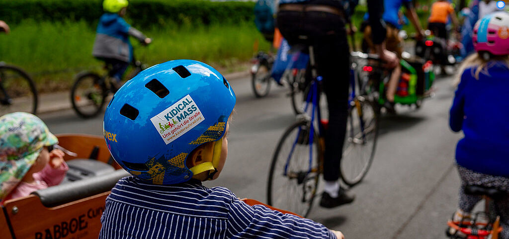 Kind mit Helm nimmt an Kidical Mass teil