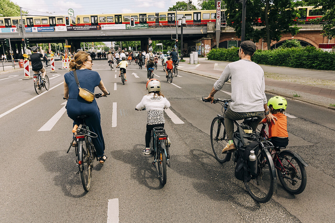 Zwei Erwachsene und zwei Kinder auf Fahrrädern