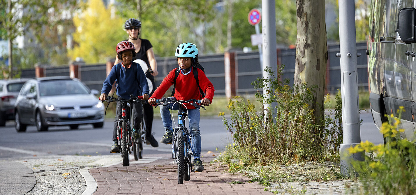 Kinder auf Radweg 