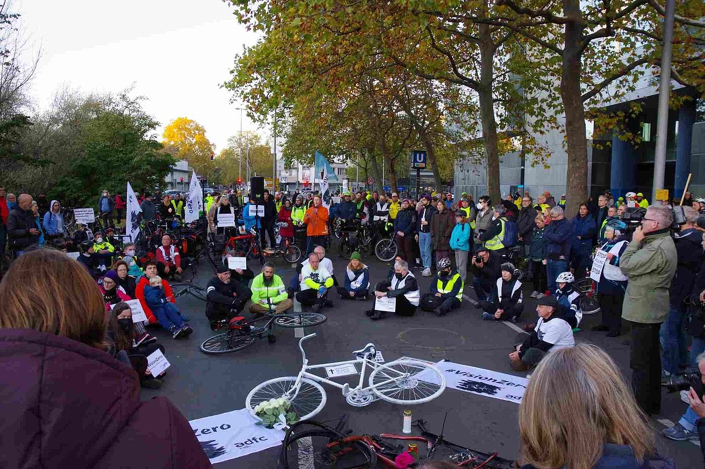 Mahnwache für getötete Radfahrerin an der Bundesallee Mahnwache für getötete Radfahrerin an der Bundesallee