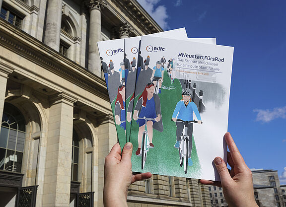 Der ADFC Berlin bringt den Forderungskatalog #NeustartFürsRad ins Abgeordnetenhaus 