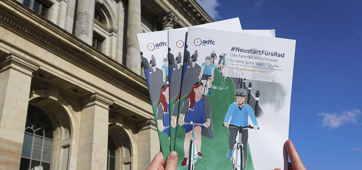 Forderungskatalog vor AGH Der ADFC Berlin bringt den Forderungskatalog #NeustartFürsRad ins Abgeordnetenhaus