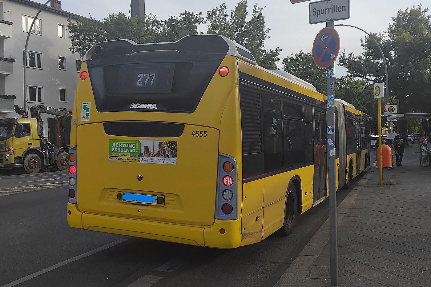 Ein Bus hält an der Bushaltestelle auf der Radverkehrsführung mit gestrichteltem Schutzstreifen