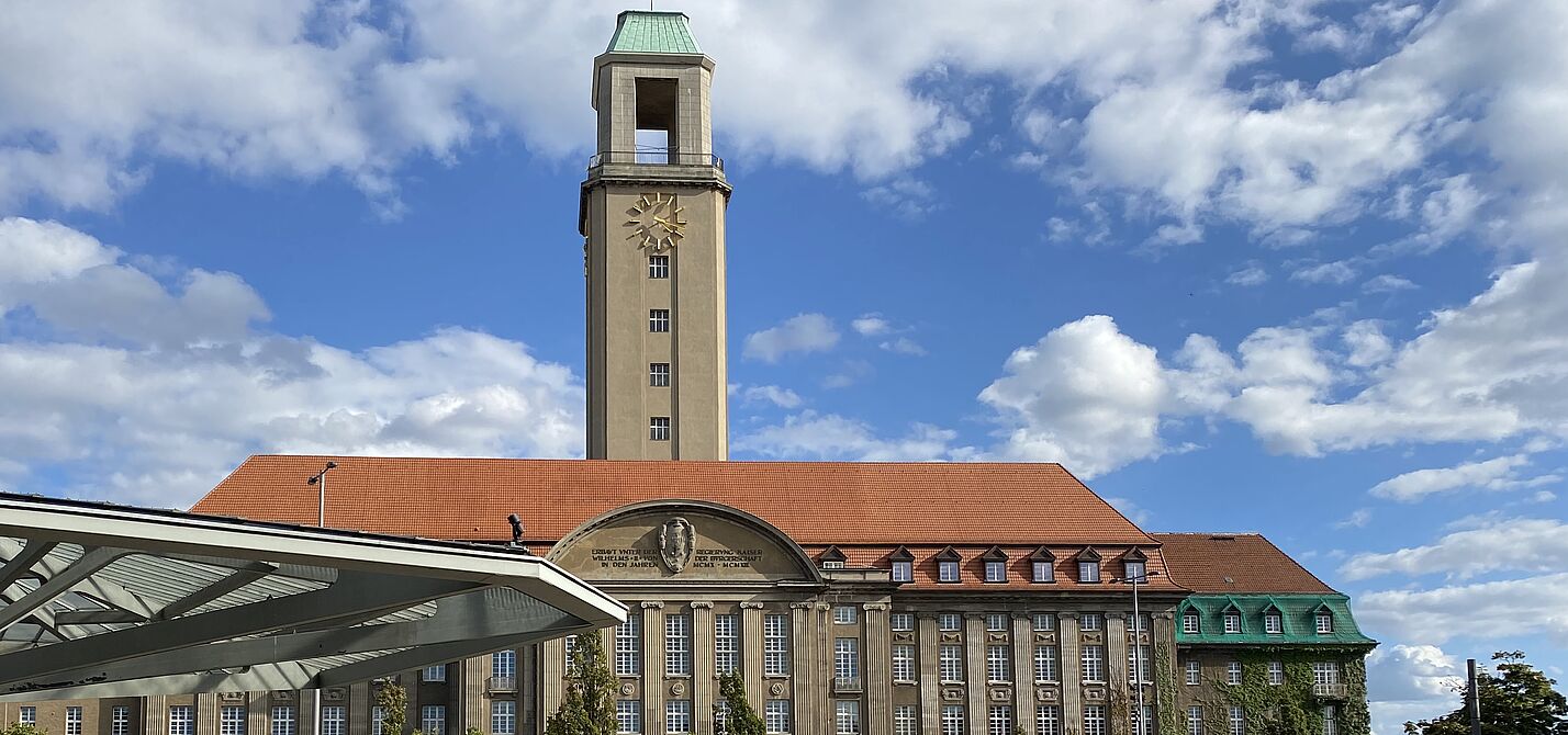 ADFC Kieztour vor dem Rathaus Spandau