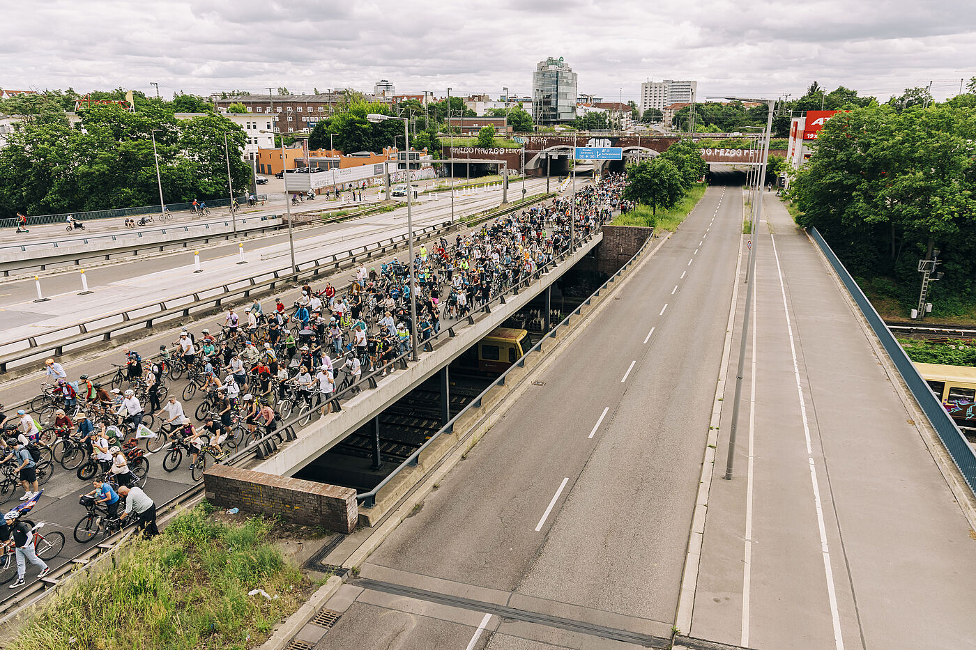 Radfahrende aut der Stadtautobahn