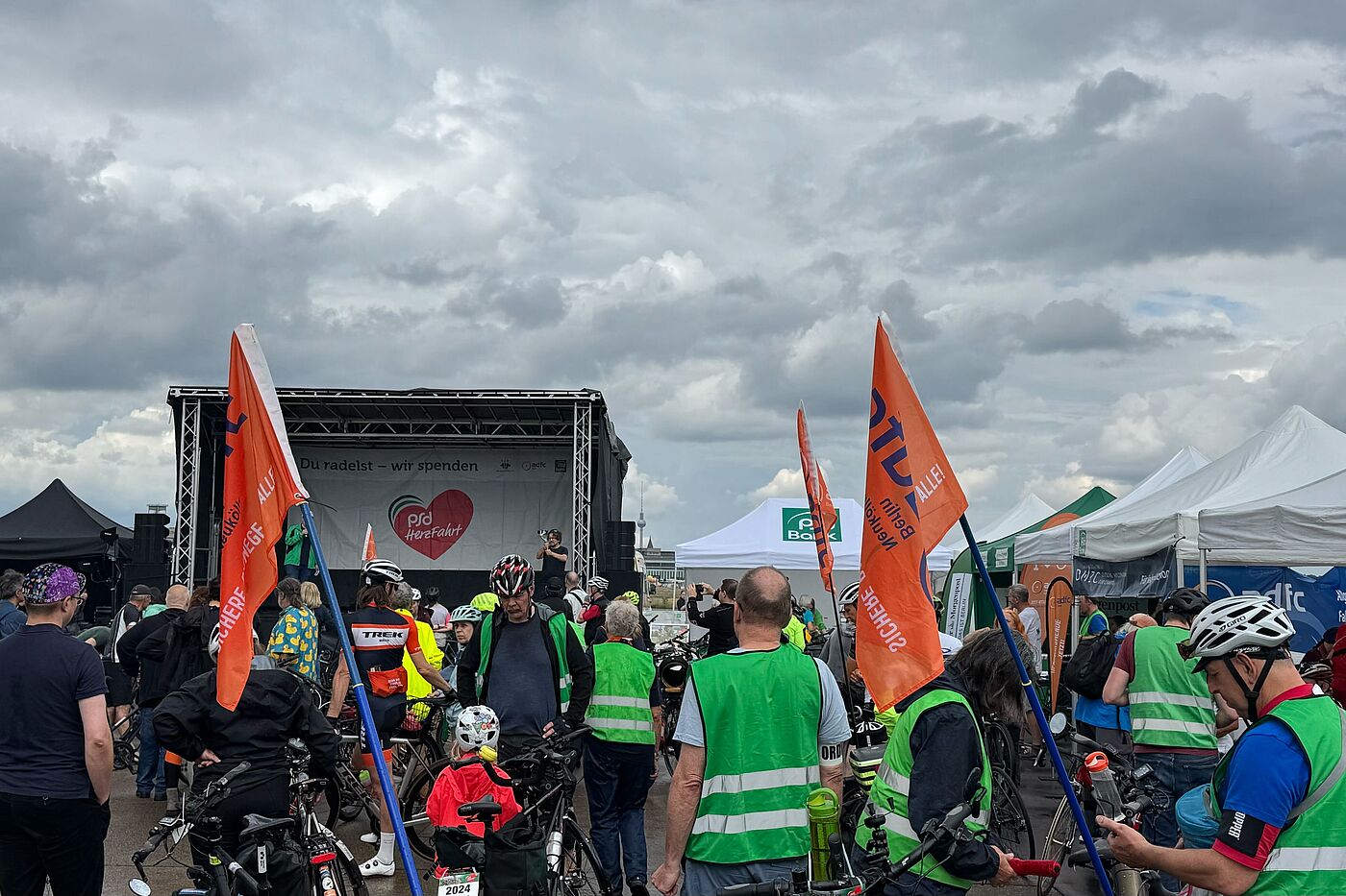 Radfahrende vor einer Bühne bei der PSD Hezfahrt
