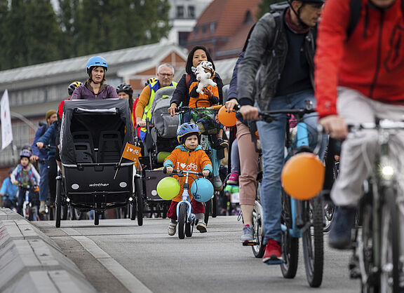 Kinder sind selbständig unterwegs bei der Kidical Mass Berlin