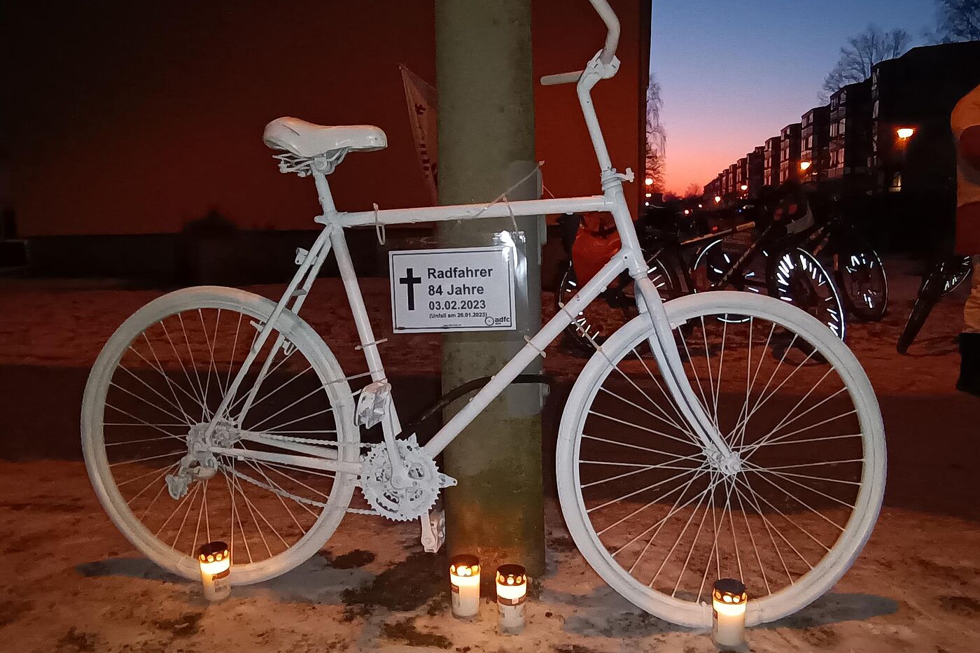 Geisterrad für verstorbenen Radfahrer in Weißensee