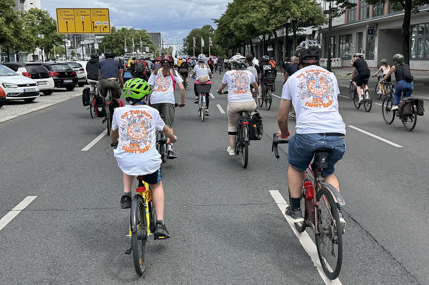 Zwei Erwachsene und zwei Kinder mit T-Shirts: Die Zukunft fährt Rad!