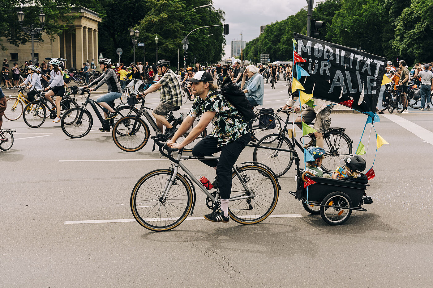 Radfahrer mit Anhänger und Schild "Mobilität für alle!"