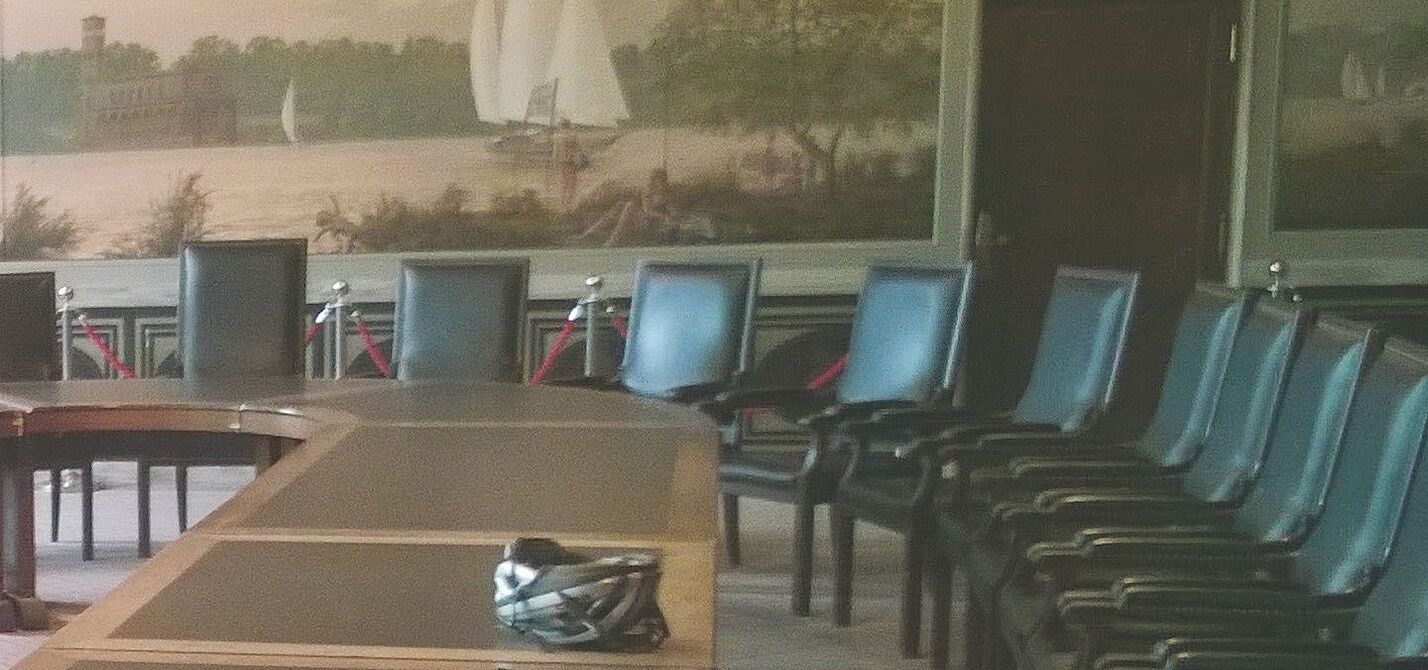 FahrRat im Rathaus Schöneberg Fahrradhelm im Goldenen Saal des Rathauses Schöneberg