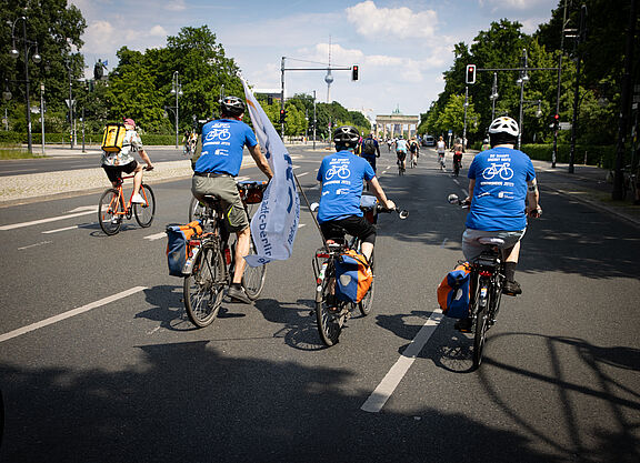 Ordner:innen auf dem Fahrrad unterstützen den Ablauf bei der Demo