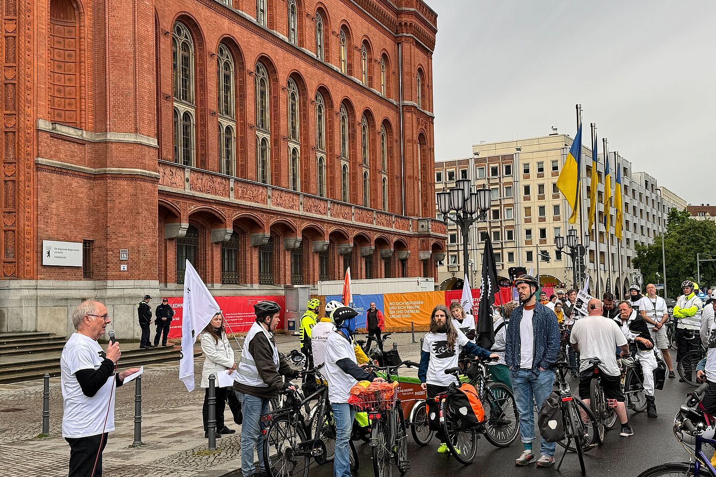 Ansprache vor Radfahrenden vor dem Roten Rathaus 
