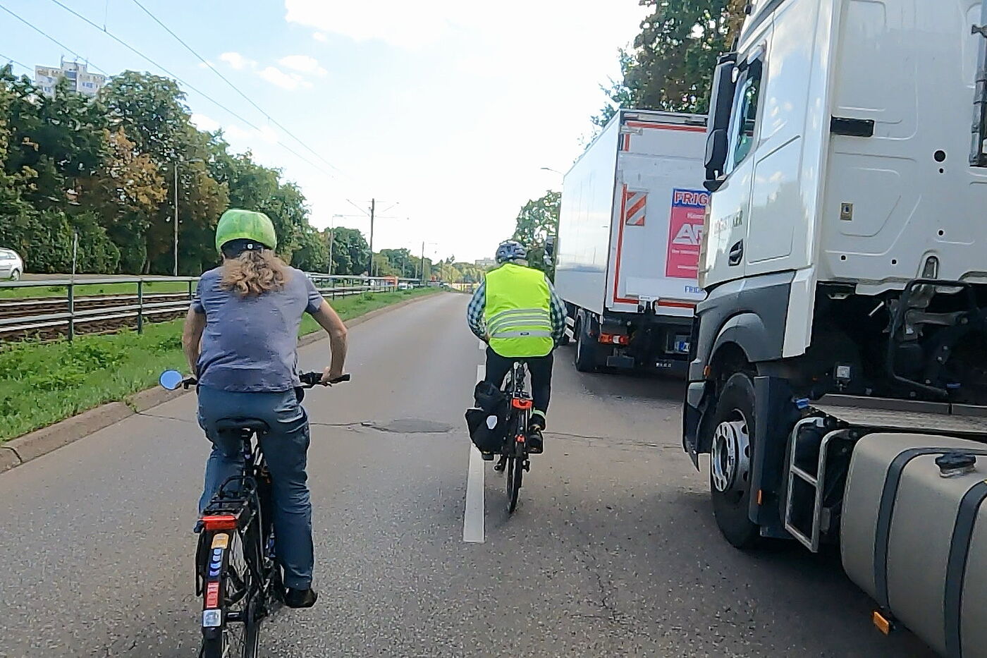 Auf der Märkischen Allee neben Lastwagen