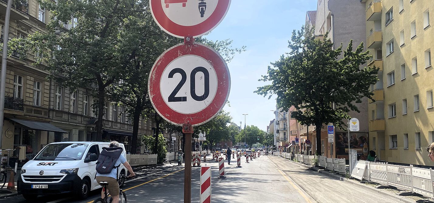 Baustellenschilder auf der Schöneberger Grunewaldstraße zwischen Kleistpark und Goltzstraße. Im Vordergrund ist unter anderen ein Verkehrszeichen zu sehen, das das Überholen von Fahrzeugen mit zwei Rädern verbietet: Das „Zweiradüberholverbotsschild“ Verkehrszeichen 277.1.