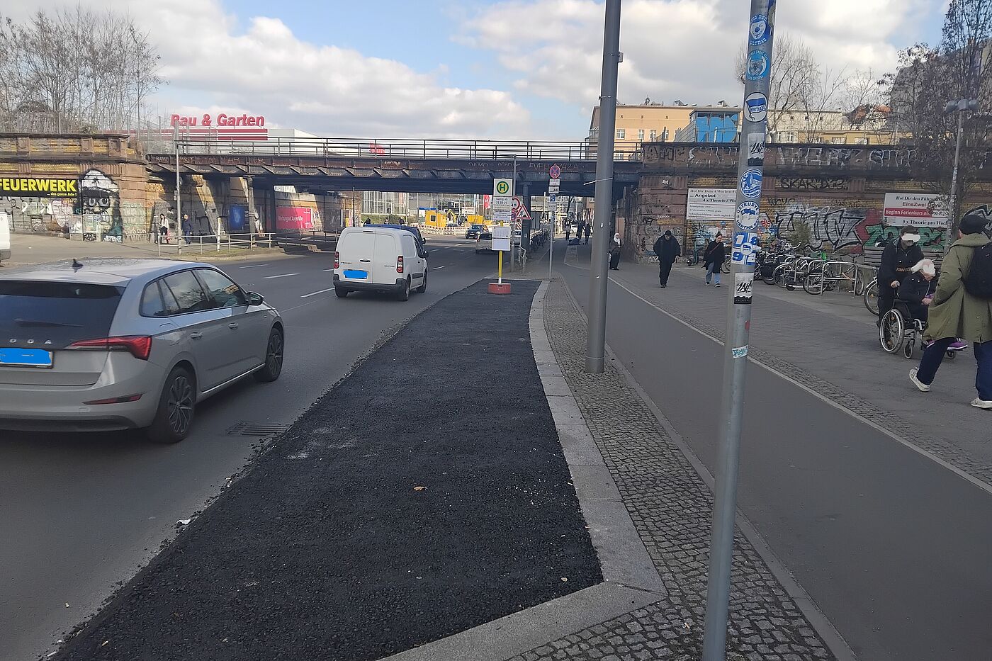 Das Bild zeigt eine Haltestellenbucht, die mit temporären Asphalt ausgefüllt ist. 