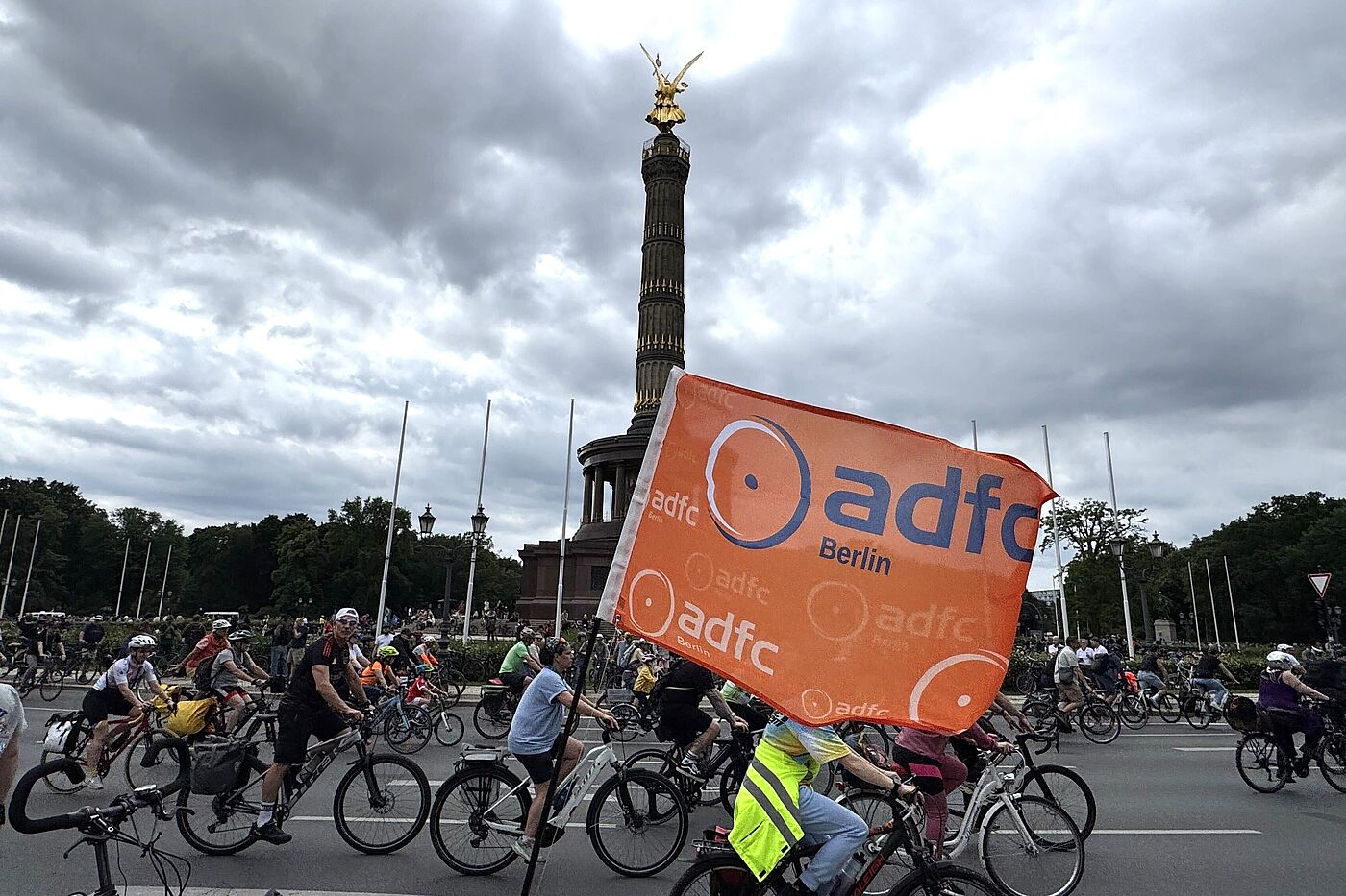 orange ADFC Fahne vor der Siegessäule
