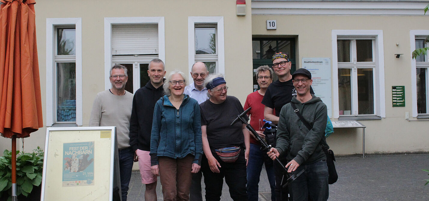 8 Menschen vor dem Eingang zum Stadtteilzentrum Pankow