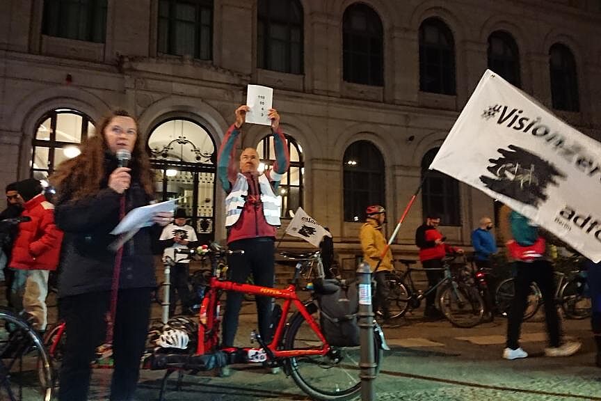 Kundgebung für Verkehrssicherheit vor dem BMDV Kundgebung für Verkehrssicherheit vor dem BMDV