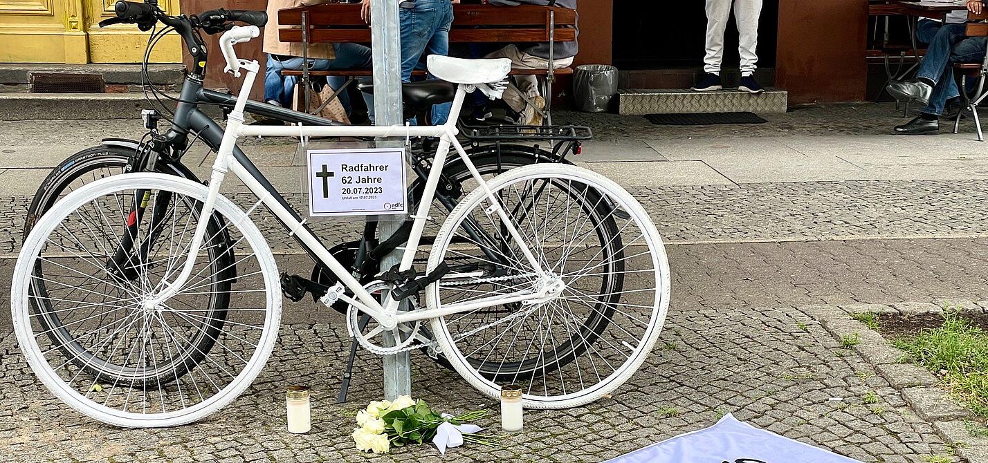 weißes Geisterrad mit Vision Zero Fahne