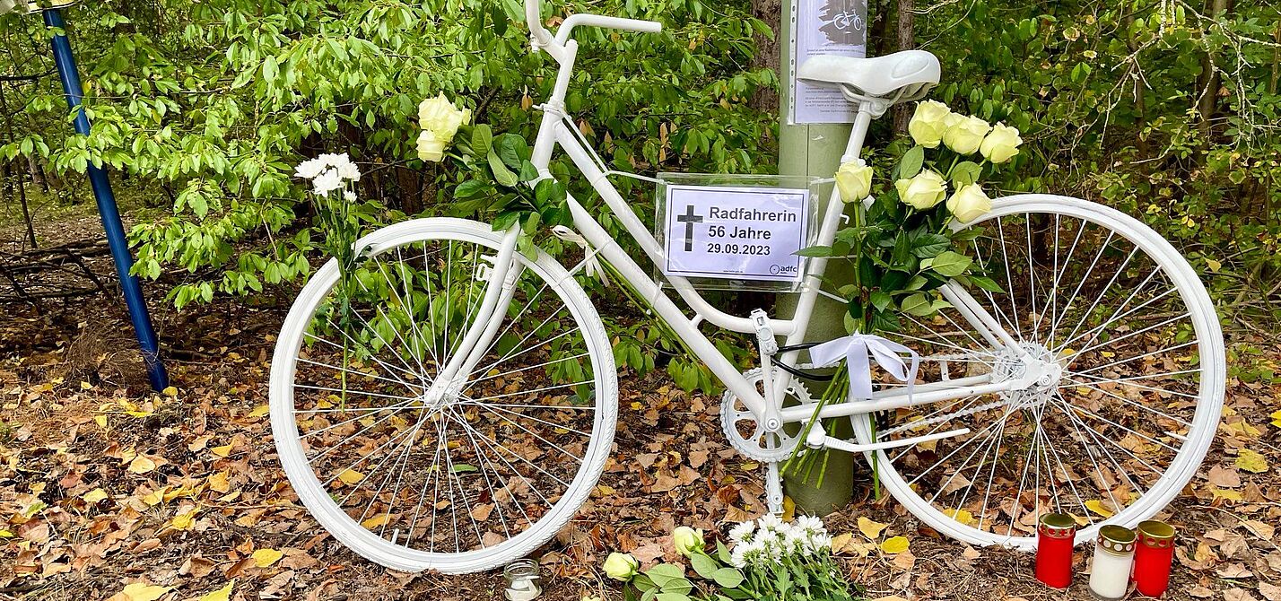 Ein weißes Geisterrad mit weißen Rosen