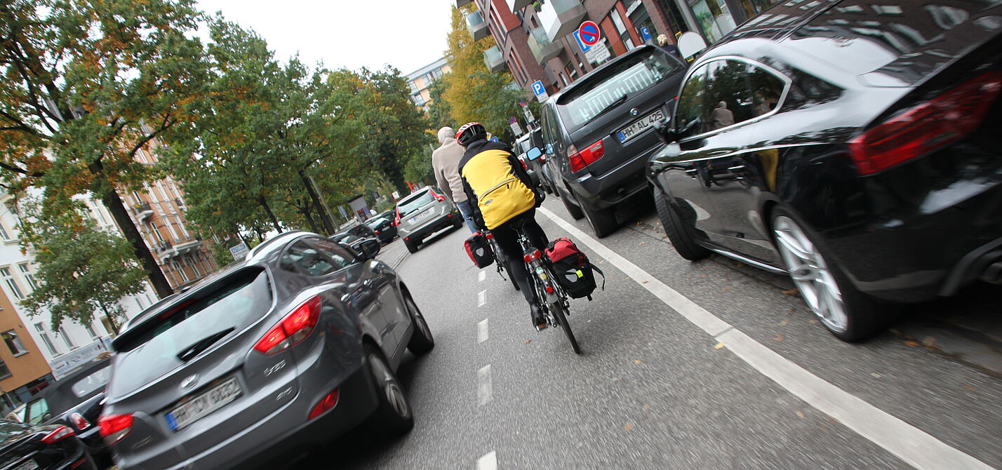 Radfahrer wird mit weniger als 1,5 überholt