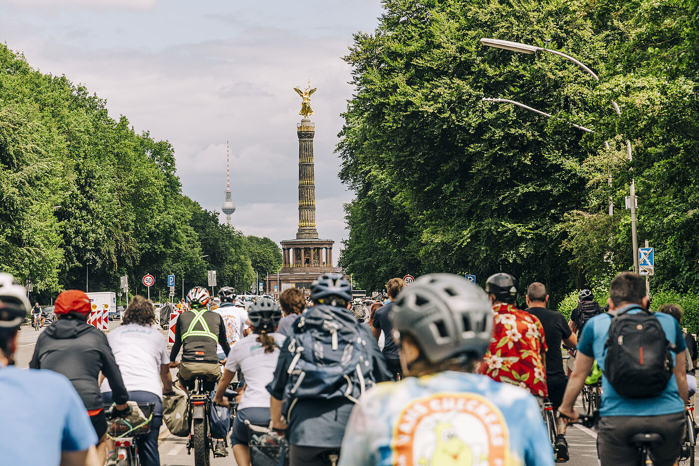 Radfahrende im Vordergrund, im Hintergrund der Berliner Fernsehturm und die Siegessäule