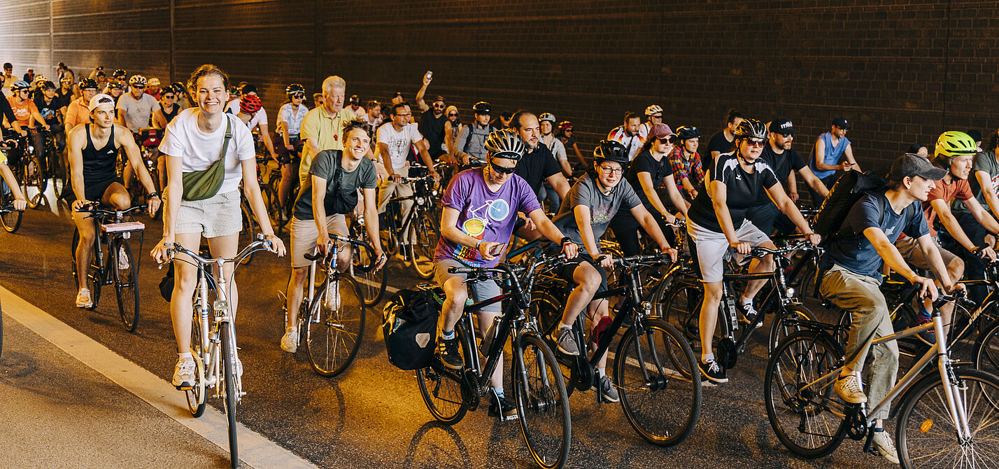 Menschen auf Fahrrädern in einem Autobahntunnel bei der Sternfahrt 2024