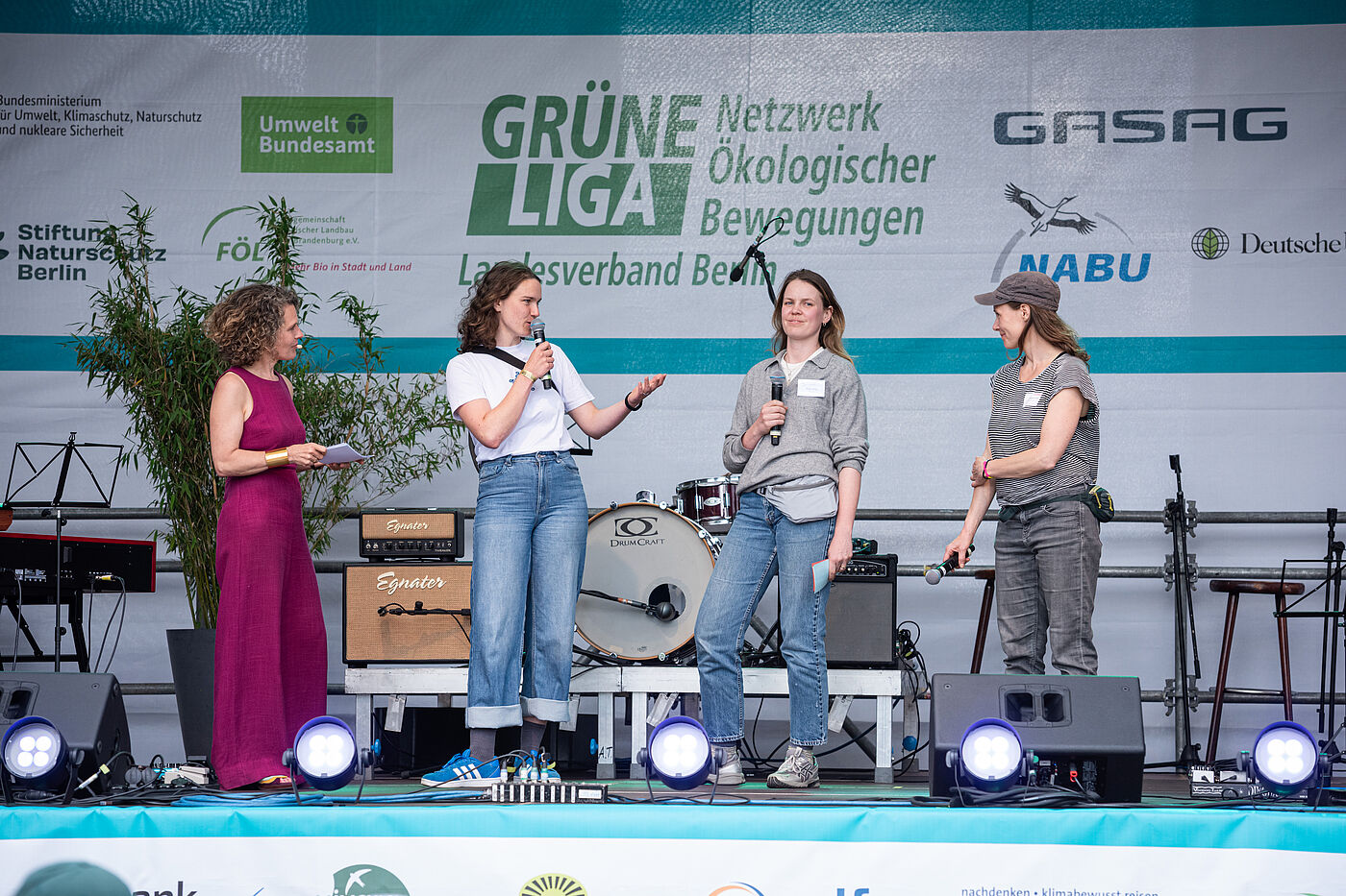 4 Frauen im Gespräch auf einer Bühne der GRÜNEn LIGA beim Umweltfestival