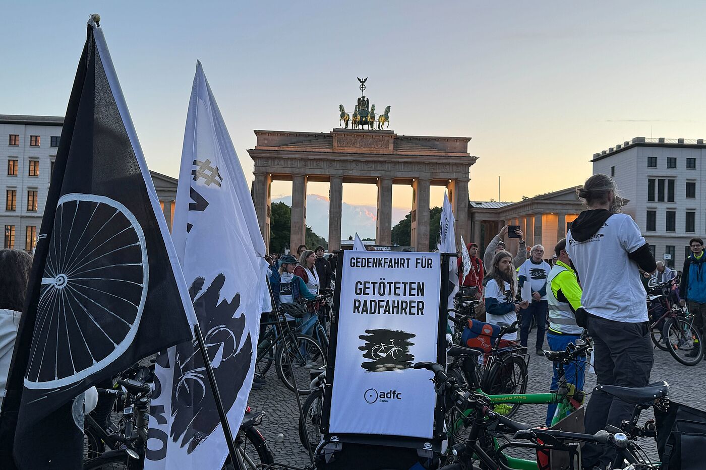 Schild "Gedenkfahrt für getötete Radfahrerin" vor dem Brandenburger Tor