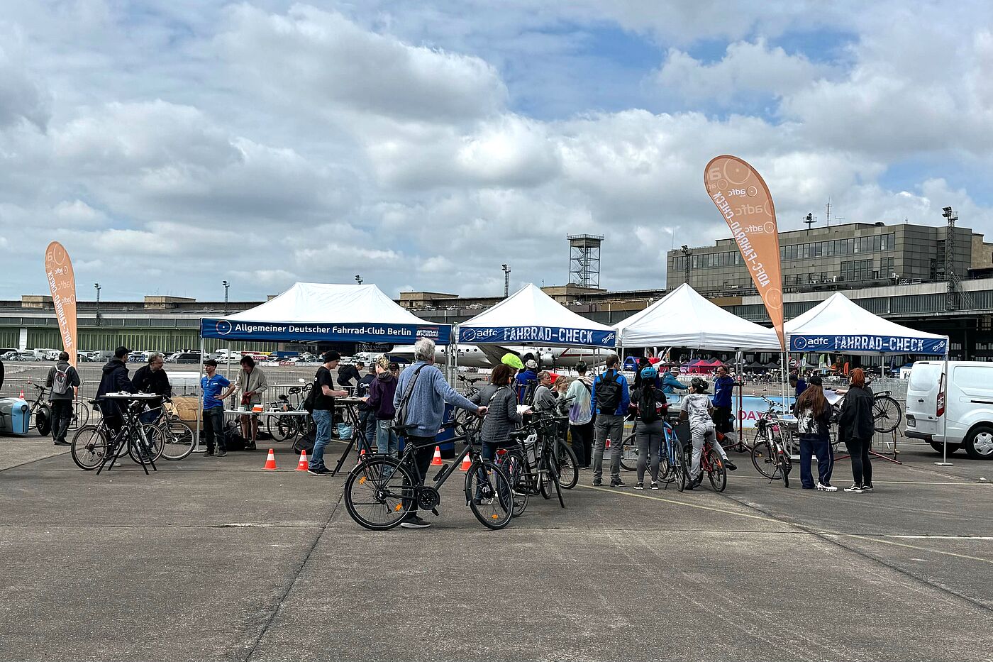 ADFC-Fahrrad-Check Pavillons mit Fahrrädern im Vordergrund