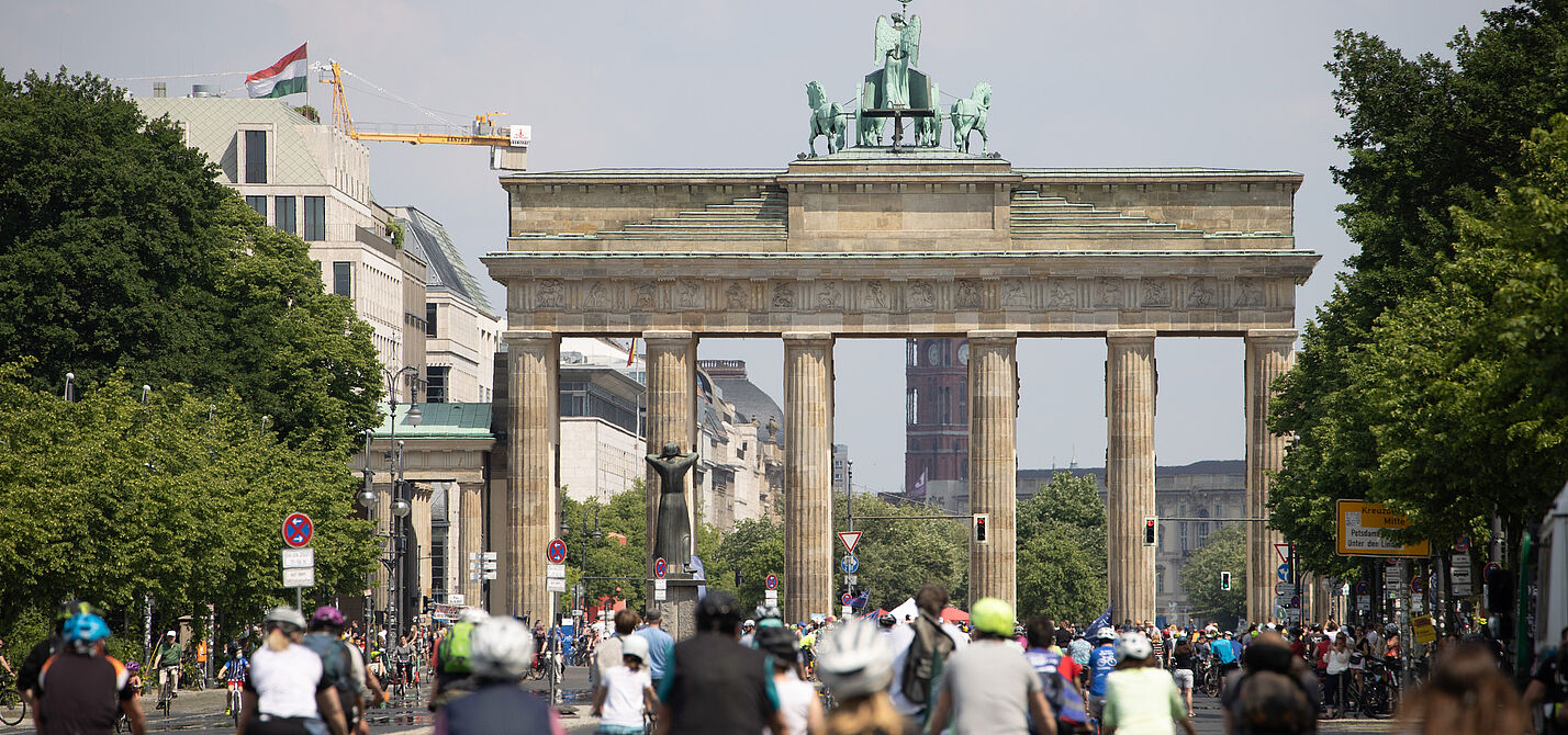 Radfahrende vor dem Brandenburger Tor