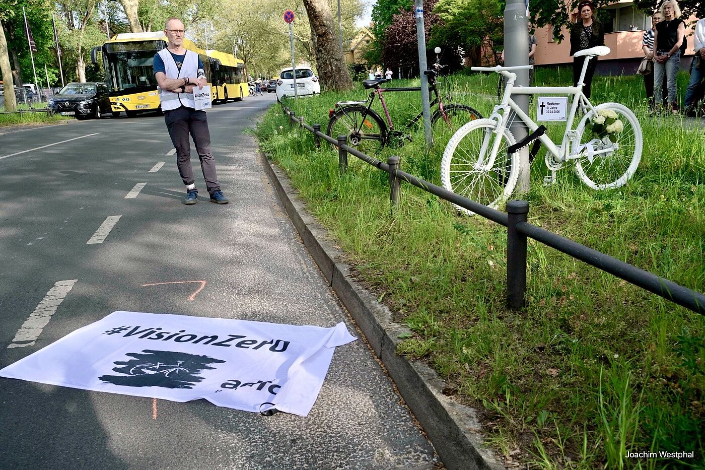GR_2026-05-04_joachim-westphal_03.jpg Gedenken und Geisterrad-Aufstellung am Unfallort Neuköllner Straße Ecke Alt Rudow