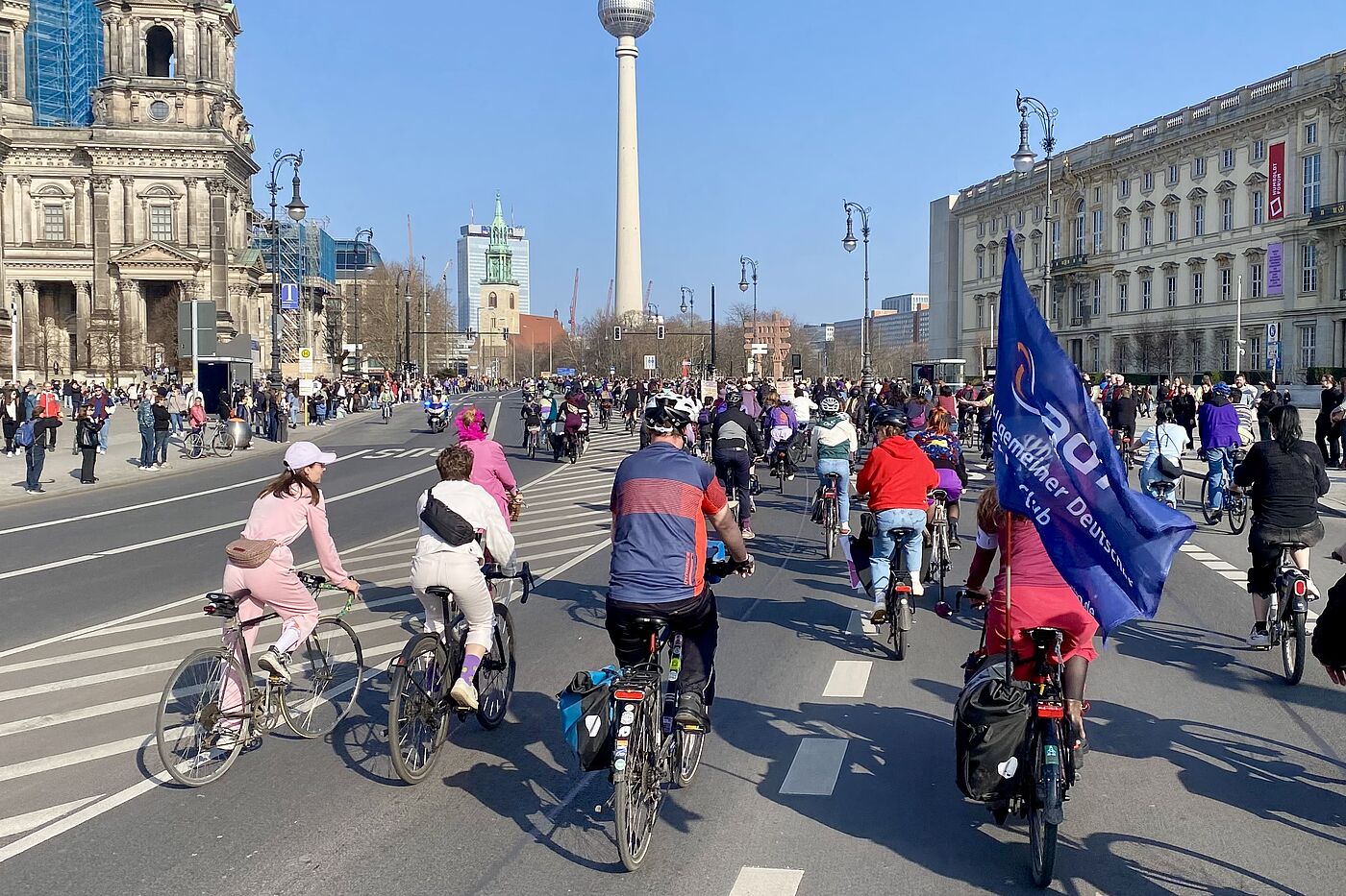 Purple Ride Berlin 2025: feministische Verkehrswende wird auf der Straße sichtbar. Aktive des ADFC Berlin sind beim Purple Ride mitgeradelt und haben damit die Forderungen nach sicherer, inklusiver Mobilität unterstützt.