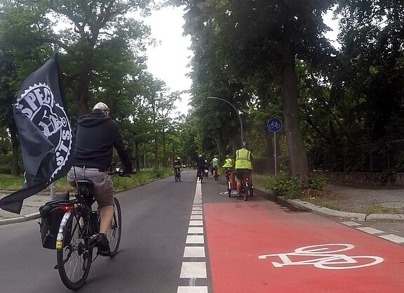 Radfahrende nutzen die volle Breite der Thieallee Fahrtrichtung Süden.