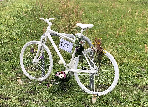 Geisterrad für verstorbenen Radfahrer in Kleinziethen Oktober 2025 Ein weißes Geisterradrad